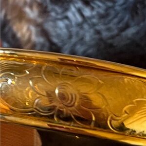 Elegant Gold Floral Bracelet